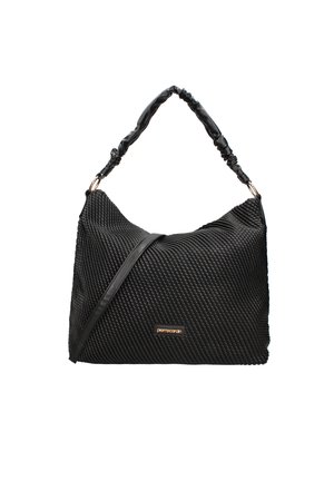 Schwarze, geflochtene Handtasche mit einer strukturierten Oberfläche, ausgestattet mit einem flexiblen Rüschengriff und einem schlanken, verstellbaren Tragegurt. Sichtbares goldfarbenes Logo-Accessoire.