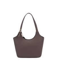 Braune Leder-Tote mit runder Form, doppelten Schultergurten und einem markanten Logo-Akzent auf einer Seite. Glatte Textur, ungezwungenes Design.