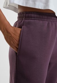 Urban Classics FLUFFY - Joggebukse - plumpurple