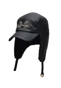 Cappello in finta pelle nera con visiera curva, dotato di rose ricamate e di una morbida fodera texturizzata. Inclusi paraorecchie con cinghie regolabili.