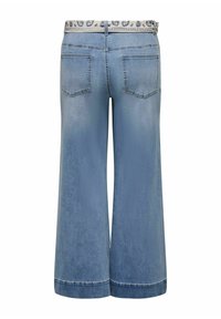 Světle modré džíny s širokými nohavicemi, se dvěma zadními kapsami a bílým páskem s modrým paisley vzorem.
