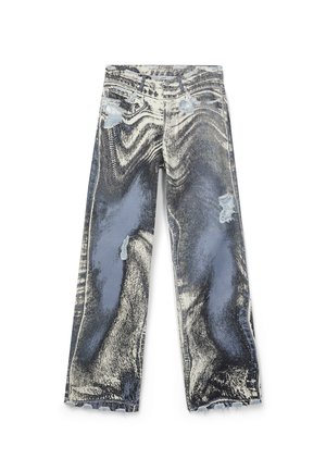 Jeans in denim con un motivo distorto in bianco e nero, toppe azzurro chiaro e dettagli consumati sulle cosce e sugli orli.