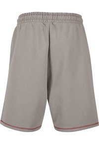 Grå bomuldsshorts med elastisk talje, med sidelommer og rød syning langs kanten for ekstra detalje.