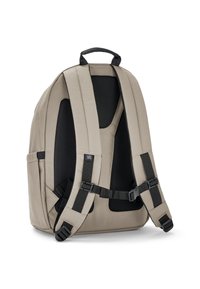 Beige Rucksack mit gepolstertem Mesh-Rücken, verstellbaren schwarzen Riemen und praktischen Schnallen. Verfügt über Seitentaschen und einen robusten Tragegriff.