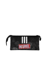 Estuche de lápices negro con cierre de cremallera, que presenta un diseño de tres rayas blancas, un logo rojo de "MARVEL" y un patrón de calaveras texturizado.