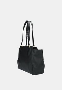 Borsa a spalla in pelle nera con doppi manici, caratterizzata da un design con ritagli, hardware dorato e una silhouette strutturata. Texture liscia.