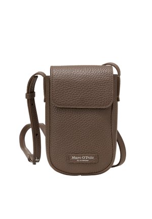 Sac bandoulière en cuir grainé marron avec fermeture à rabat et bandoulière réglable, présentant une petite étiquette logo "Marc O’Polo" sur le devant.