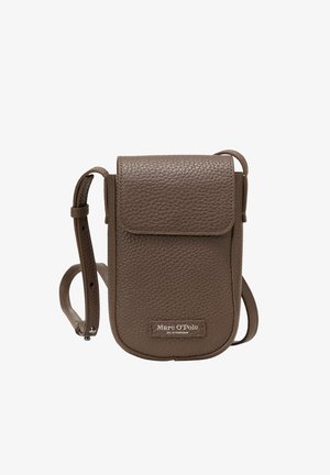 Sac bandoulière en cuir grainé marron avec fermeture à rabat et bandoulière réglable, présentant une petite étiquette logo "Marc O’Polo" sur le devant.