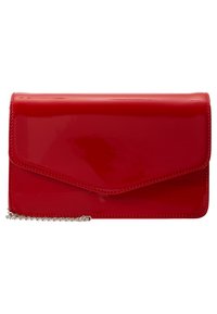 Rød pung i laklæder med konvolutdesign, udstyret med en sølvfarvet kæderem og en glat, skinnende tekstur.