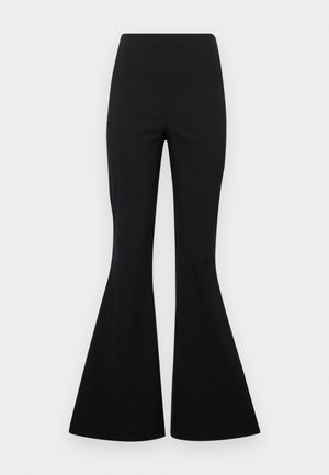 Pantalones acampanados negros hechos de tela elástica con una textura suave, que cuentan con una cintura alta y piernas anchas de estilo acampanado.