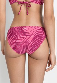 Bikini onderkant in roze tinten met een palmbladpatroon en horizontale strepen. Heeft een middelhoge taille en een gladde textuur.