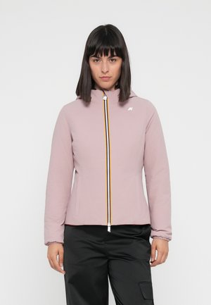 Roze capuchonjack met een ritssluiting aan de voorkant, voorzien van een meerkleurige gestreepte accent en elastische manchetten voor een getailleerde look.