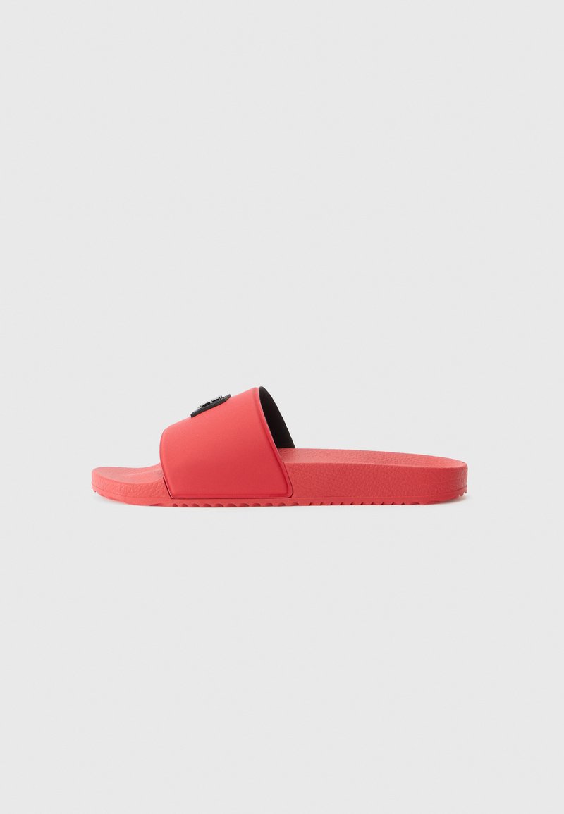 Rød gummislip-sandal med en bred rem og struktureret sål, med en sort detalje på remmen. Flad design med en glat overflade.