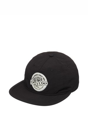 Czarna sześciopanelowa czapka z daszkiem z okrągłą białą naszywką z napisem „DC Shoes Co Worldwide Since 1994” na przodzie.