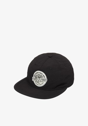 Czarna sześciopanelowa czapka z daszkiem z okrągłą białą naszywką z napisem „DC Shoes Co Worldwide Since 1994” na przodzie.
