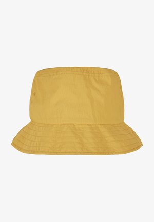 Gul bucket hat lavet af letvægtsstof, med en bred skygge, tekstureret overflade og syet detaljering langs kanten.