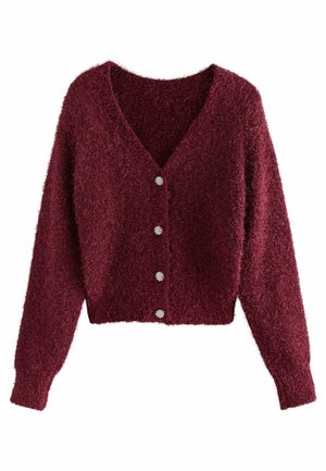 Burgundy lyhyt neuletakki, jossa on V-pääntie, pitkät hihat, pörröinen pinta ja viisi pyöreää, kukkakuosisella napilla edessä.