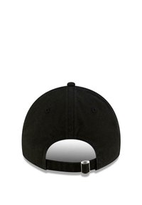 Schwarze Baseballmütze mit einem gebogenen Schirm, verstellbarem Riemen auf der Rückseite, rundem Knopf oben und zwei Belüftungsöffnungen auf jeder Seite.