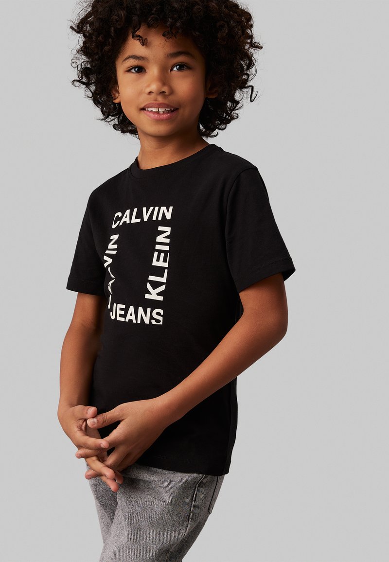 Calvin Klein Jeans MAXI HERO FLOCK LOGO - Apdrukāts T-krekls - black