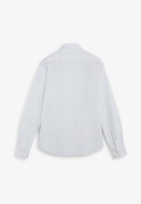 Camisa blanca de manga larga con yugo trasero, puños abotonados y una textura suave. Presenta un cuello clásico y un diseño minimalista.