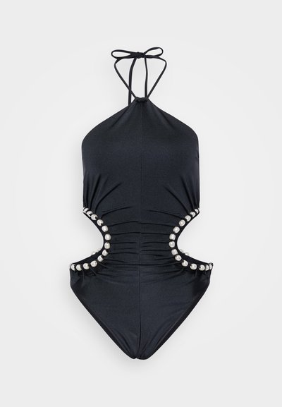 Čierne jednodielne plavky s halter krkom a výrezmi na bokoch, s jemným textúrovaním a perlovými akcentmi pozdĺž pásu. Hladká tkanina.
