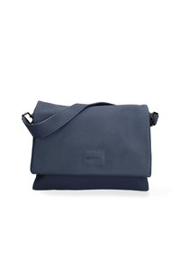 Borsa a spalla in pelle blu scuro con finitura texturizzata, ampia pattina frontale, tracolla regolabile e logo discreto sul davanti.