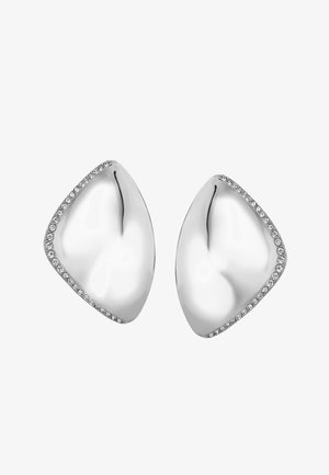 Stříbrné kovové náušnice ve tvaru slzy, s hladkým povrchem a třpytivým okrajem z rhinestone.