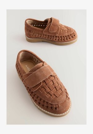 Rudi zomšiniai bateliai su austo viršumi ir uždara nosimi. Savybės: Velcro dirželis ir kontrastinga balta siūlė palei padą.