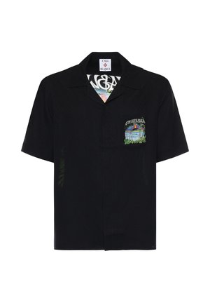 Camisa negra de manga corta con cuello, bolsillo frontal con una escena de playa que incluye palmeras, océano y atardecer, con la etiqueta "Casa Blanca".