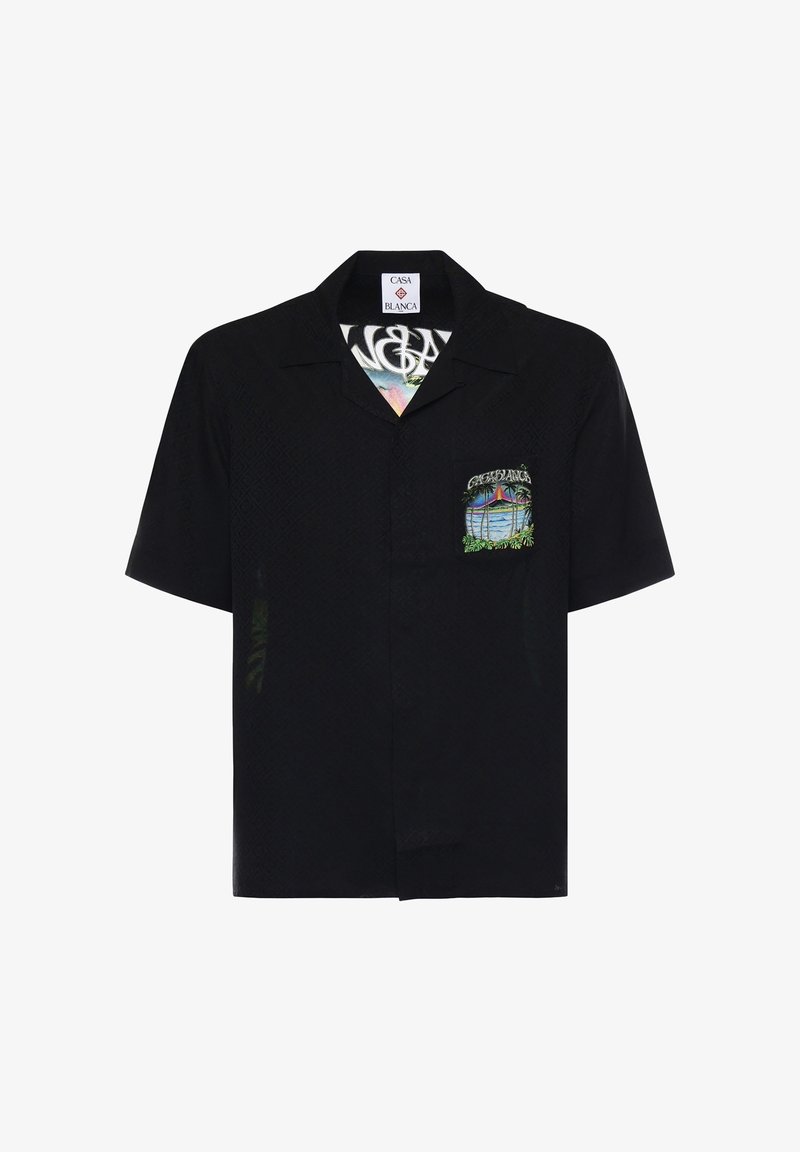 Chemise noire à manches courtes avec col, poche avant ornée d'une scène de plage avec palmiers, océan et coucher de soleil, étiquetée « Casa Blanca ».