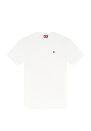 T-shirt en coton blanc avec un col rond, des manches courtes et un petit logo noir sur le côté gauche de la poitrine. L'étiquette présente des lettres rouges.