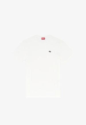 T-shirt en coton blanc avec un col rond, des manches courtes et un petit logo noir sur le côté gauche de la poitrine. L'étiquette présente des lettres rouges.