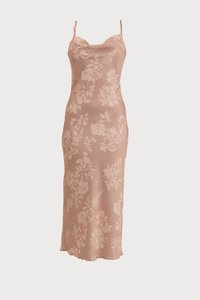 Vestido de slip em satin, em tom blush suave com padrão floral. Apresenta alças finas ajustáveis e uma silhueta justa que cai até à meia panturrilha.