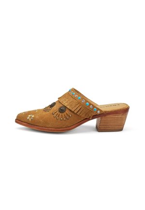 Mule in suede marrone con tacco basso in legno a blocco, dettaglio con frange, borchie turchesi e argento, e decorazioni floreali in metallo.