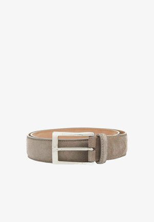 Ceinture en daim gris clair avec une boucle rectangulaire en argent. Texture lisse avec des coutures le long des bords et une doublure en cuir.