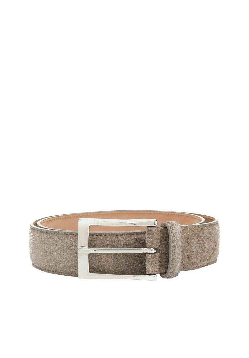 Cinturón de ante en gris claro con una hebilla rectangular plateada. Textura suave con costuras a lo largo de los bordes y un forro de cuero.