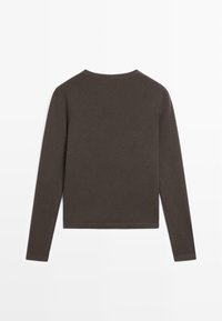 Langsleeve bruin shirt van zachte katoen, met een ronde hals en een rechte snit. Geen zichtbare patronen of accenten.