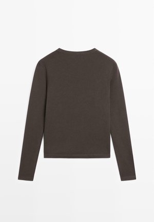 Camicia marrone a maniche lunghe in cotone morbido, con scollatura a girocollo e taglio dritto. Senza motivi o accenti visibili.