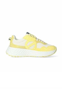Sneaker sportivo giallo con una combinazione di materiali in rete e suede, una suola bianca spessa e testurizzata, e un caratteristico dettaglio di design circolare.