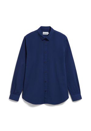 Donkerblauw overhemd met lange mouwen en knopen, met een kraag en klein geborduurd logo op de borst, plat gelegd op een witte achtergrond.