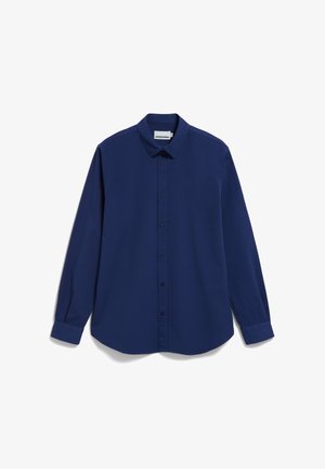 Donkerblauw overhemd met lange mouwen en knopen, met een kraag en klein geborduurd logo op de borst, plat gelegd op een witte achtergrond.