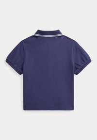 Tmavě modré polo tričko s krátkými rukávy, klasickým límečkem a bílými proužky na límečku a lemech rukávů.