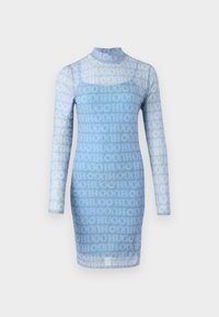 Robe moulante bleu clair à manches longues et col montant, ornée d'un imprimé total du logo "HUGO" dans différentes nuances.