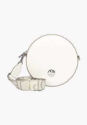 Sac bandoulière rond en cuir blanc avec emblème du logo argenté et large sangle en tissu beige avec texte gris clair.