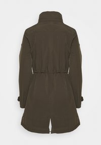 Parka de color verde oscuro con un alto cuello, cintura ajustada y una abertura en la parte trasera. Cuenta con mangas largas y detalles de costura sutiles. Textura suave.