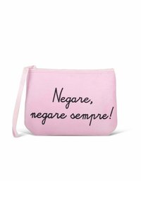 Pochette en tissu rose avec une fermeture éclair, présentant un texte noir audacieux : "Negare, negare sempre !" et une petite dragonne.