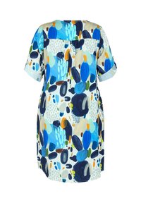 Robe ample à manches courtes avec des formes abstraites bleues, marine, orange, vertes et beiges sur fond blanc, vue de dos.