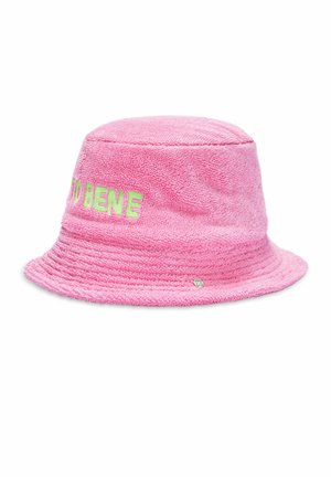 Rosa Frottee-Bucket-Hut mit grün gesticktem teilweisem Text "BENE" an der Seite und einem kleinen Kleeblattsymbol nahe der Krempe.
