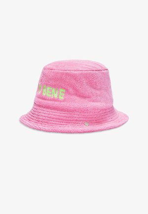 Chapeau seau en tissu éponge rose avec texte partiel brodé en vert « BENE » sur le côté et un petit symbole de trèfle près du bord.