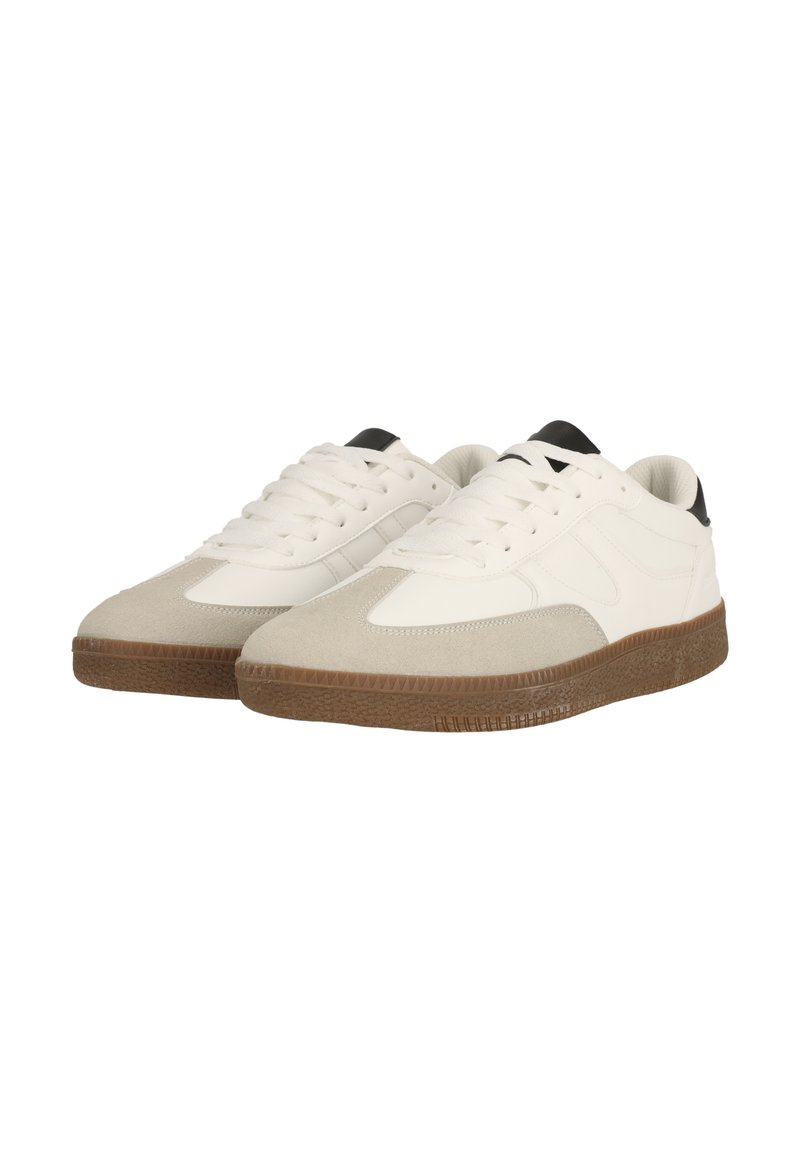 Vita och grå sneakers med en strukturerad mocka-toe, en svart hälaccent och en brun gummisula med ett mönstrat grepp.